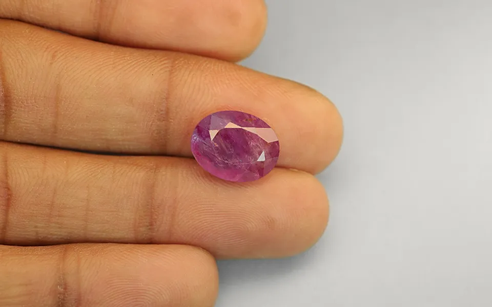 gp106850-hand-90725 (1) Burmese Ruby - 7.46 Carats - Image 1